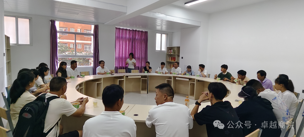 商学院在青创社区开展新生家长见面会 第 2 张