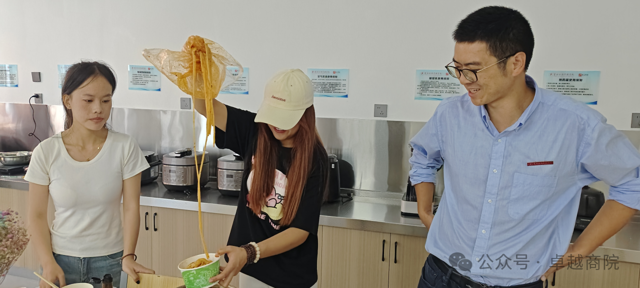 商学院在青创社区开展新生家长见面会 第 3 张